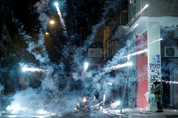 Петарды взрываются рядом с сотрудниками полицейского спецназа во время беспорядков в Афинах, Греция - Sputnik Грузия