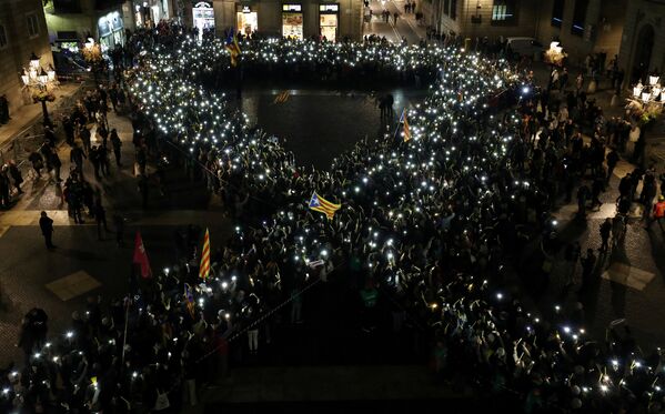 В Барселоне продолжаются акции протеста сторонников объявления независимости Каталонии - они требуют от властей Испании освобождения своих лидеров из-под ареста - Sputnik Грузия