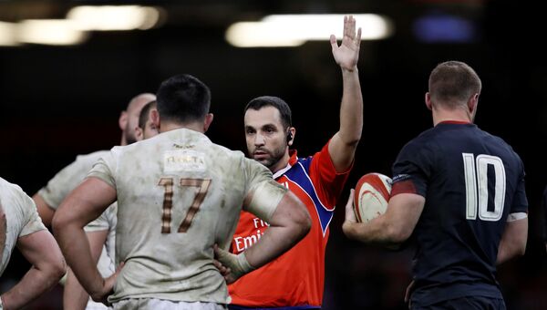 Судья Матью Рейнал присуждает пенальти Уэльсу в матче Грузия Уэллс - Sputnik Грузия