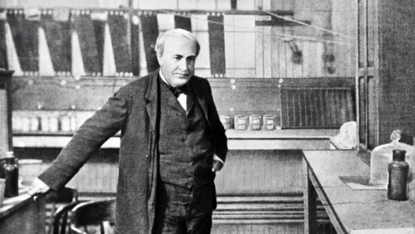 Томас Альва Эдисон (1847-1931), американский изобретатель и предприниматель, создатель фонографа - Sputnik Грузия