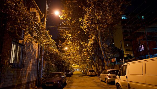 Ночной вид на одну из старых улиц в Тбилиси в районе Дидубе - Sputnik Грузия