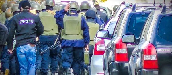 სპეცრაზმი იმ შენობაზე იერიშისთვის ემზადება, რომელშიც სავარაუდო ტერორისტები არიან გამაგრებულები სპეცრაზმი იმ შენობაზე იერიშისთვის ემზადება, რომელშიც სავარაუდო ტერორისტები არიან გამაგრებულები - Sputnik საქართველო