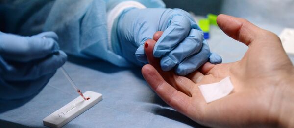 Медицинский работник производит экспресс-анализ крови - Sputnik Грузия