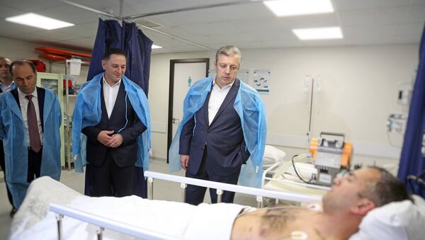 Георгий Квирикашвили и Вахтанг Гомелаури навестили раненого спецназовца - Sputnik Грузия
