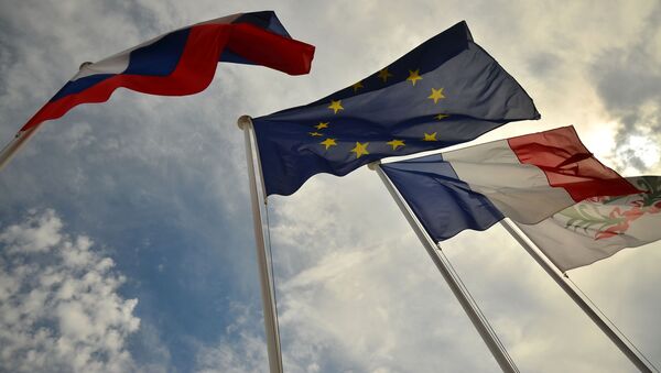 Флаги России, ЕС, Франции и герб Ниццы на набережной Ниццы - Sputnik Грузия