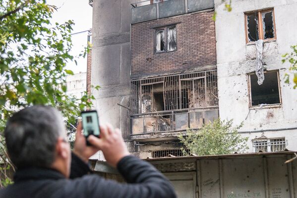 В результате штурма здания в многоэтажном корпусе сгорели восемь жилых квартир - Sputnik Грузия