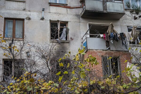 Как говорят представители районной администрации Исани, они сейчас работают в чрезвычайном режиме - надо срочно решить проблемы жильцов, квартиры которых сгорели - Sputnik Грузия