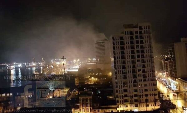 Пожар возник на 4 этаже отеля, но люди просто задыхались от дыма и не могли быстро покинуть здание - как оказалось, в одной из самых шикарных в Батуми гостиниц Лео Гранд не было пожарных лестниц - Sputnik Грузия