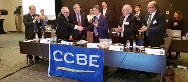 საქართველოს ადვოკატთა ასოციაციის თავმჯდომარე ზაზა ხატიაშვილს ევროპის ადვოკატთა ასოციაციების და სამართლის საბჭოს (CCBE) პრესტიჟული ჯილდო გადასცეს საქართველოს ადვოკატთა ასოციაციის თავმჯდომარე ზაზა ხატიაშვილს ევროპის ადვოკატთა ასოციაციების და სამართლის საბჭოს (CCBE) პრესტიჟული ჯილდო გადასცეს - Sputnik საქართველო