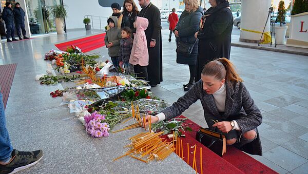 Цветы и свечи у отеля Лео Гранд в Батуми: люди скорбят по погибшим - Sputnik Грузия