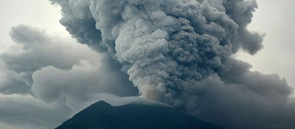 На Бали застряли тысячи туристов после того, как из-за извергающегося вулкана Агунг международный аэропорт острова закрылся на сутки - Sputnik Грузия