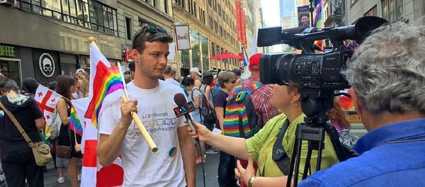 Давид Михаил Шубладзе на гей-параде в Нью-Йорке - Sputnik Грузия