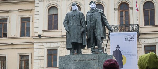 Памятник Илье Чавчавадзе и Акакию Церетели в масках - Sputnik Грузия