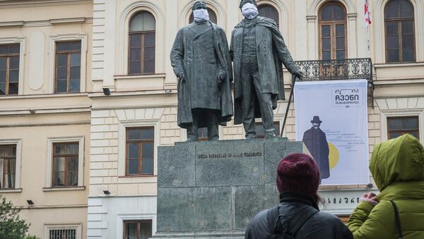 Памятник Илье Чавчавадзе и Акакию Церетели в масках - Sputnik Грузия