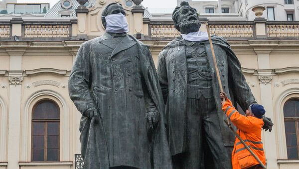 Спецтехнику задействовали, чтобы снять маски с памятника Илье Чавчавадзе и Акакию Церетели - Sputnik Грузия