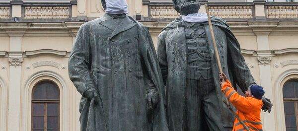 Спецтехнику задействовали, чтобы снять маски с памятника Илье Чавчавадзе и Акакию Церетели - Sputnik Грузия