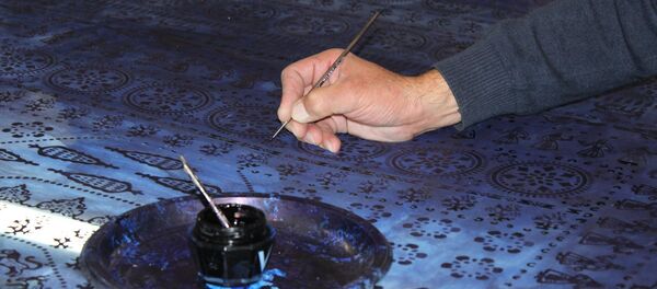 Выводить рисунки на ткани - кропотливый труд - Sputnik Грузия