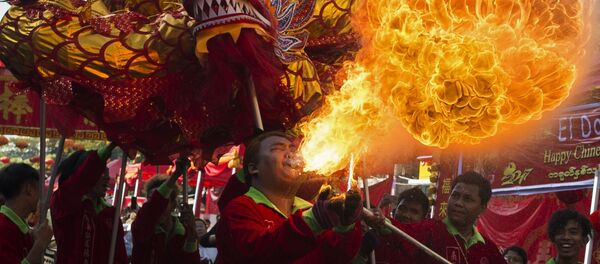 Традиционные танцы дракона и льва по улицам в первый день Нового года в китайском квартале Янгона, Мьянма Традиционные танцы дракона и льва по улицам в первый день Нового года в китайском квартале Янгона, Мьянма - Sputnik Грузия