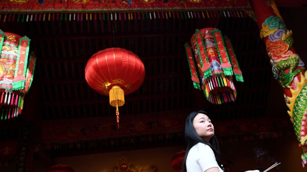 Девушка в храме Гуань Ди в первый день китайского Нового года в Куала-Лумпура, Малайзия - Sputnik Грузия