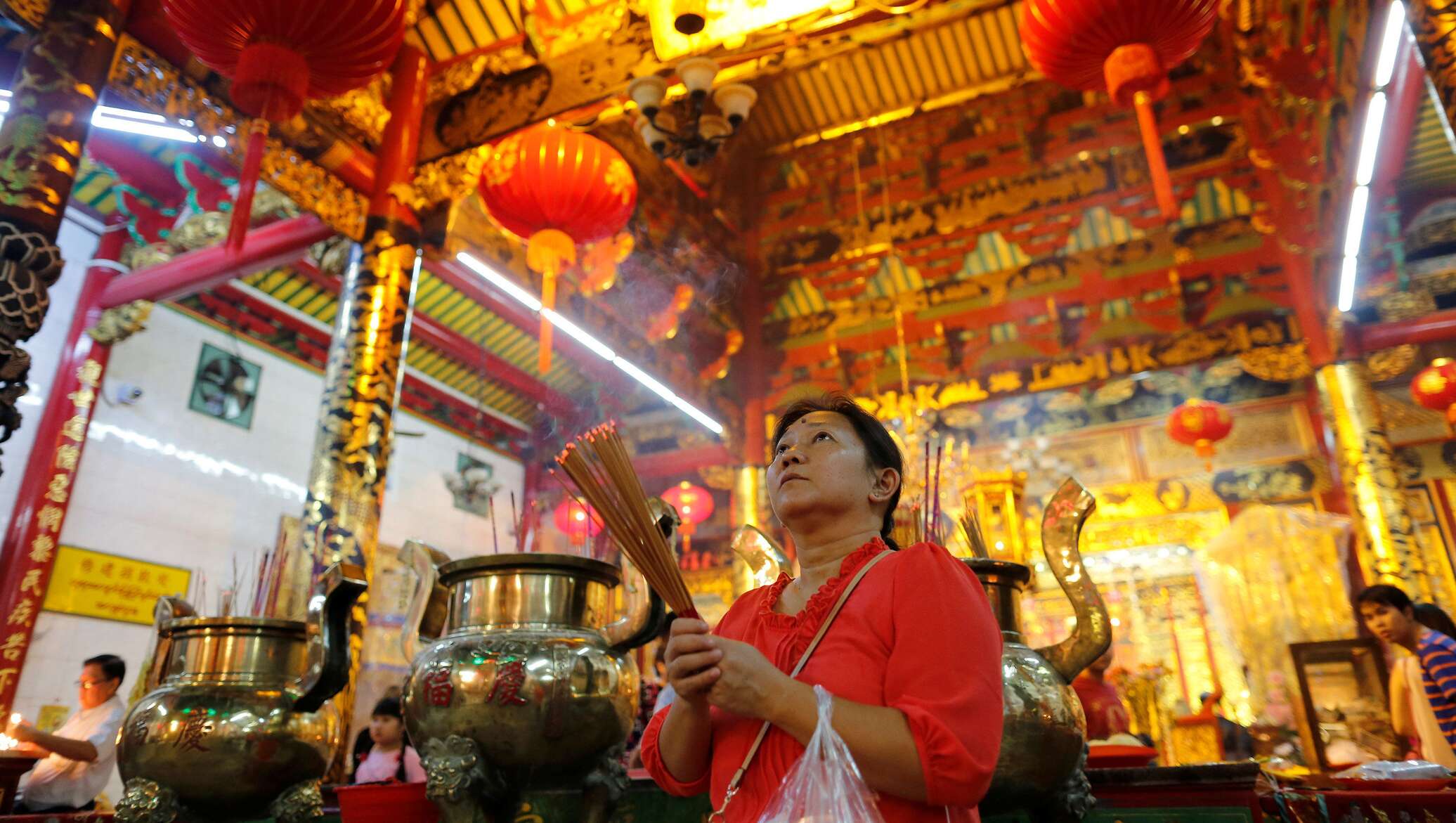 Московское время в китае сейчас. Китай китайский новый год (Чунь Цзе). Китайский новый год молятся в храмах. 520 Китайский праздник. Время в Китае.