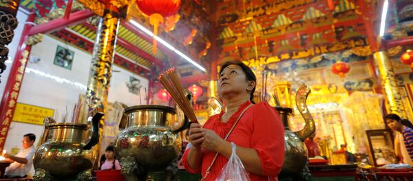 Женщина молится в храме во время китайского Нового Года в Янгоне, Мьянма - Sputnik Грузия