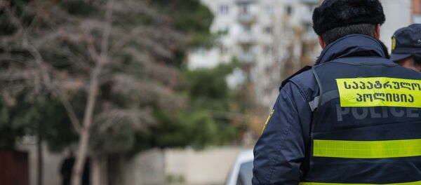 Сотрудник патрульной полиции на месте преступления - Sputnik Грузия