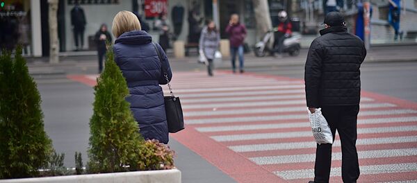 Люди переходят дорогу по зебре на улице Пекина - Sputnik Грузия