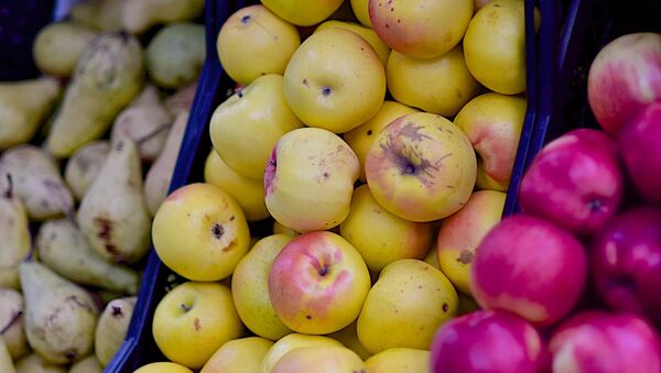 Яблоки на прилавке уличного магазина - торговля фруктами - Sputnik Грузия