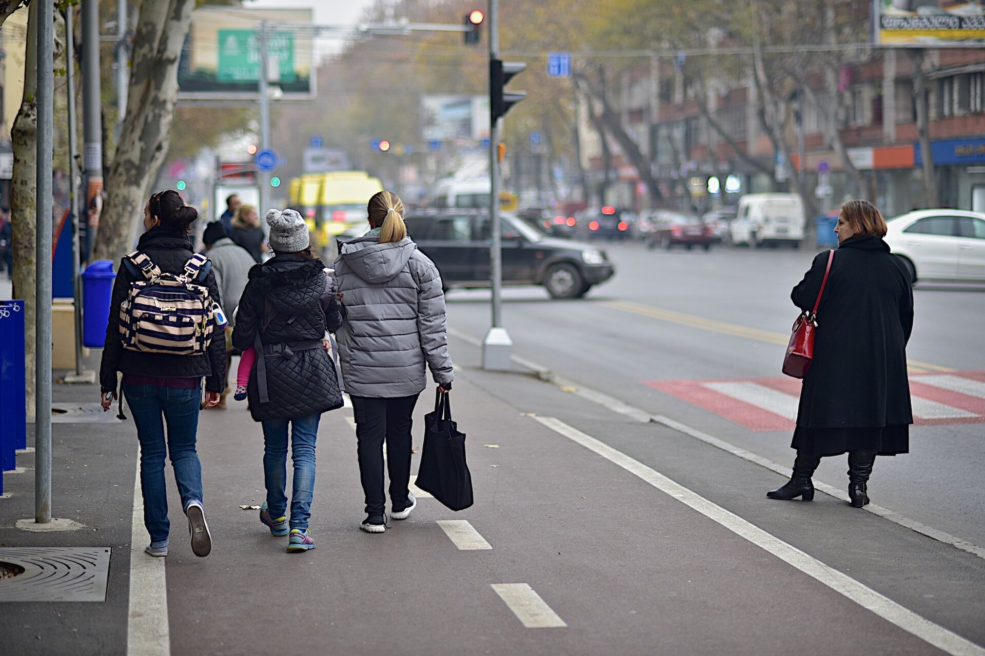 Пешеходы идут по велосипедной дорожке на улице Пекина - Sputnik Грузия, 1920, 17.02.2023