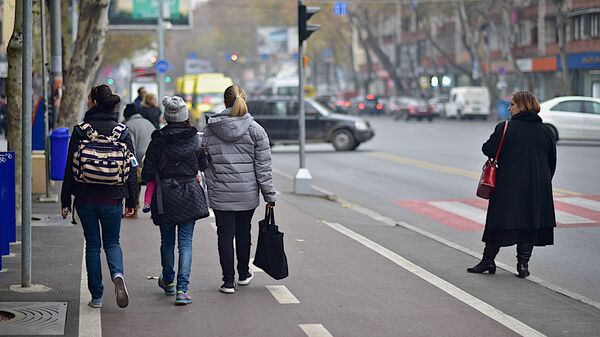 Пешеходы идут по велосипедной дорожке на улице Пекина - Sputnik Грузия