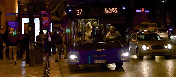 ავტობუსი გაჩერებაზე ავტობუსი გაჩერებაზე - Sputnik საქართველო