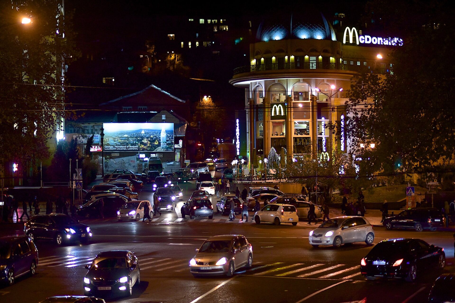 Ночной Тбилиси - ресторан сети быстрого питания МакДональдс на проспекте Руставели - Sputnik Грузия, 1920, 12.03.2022