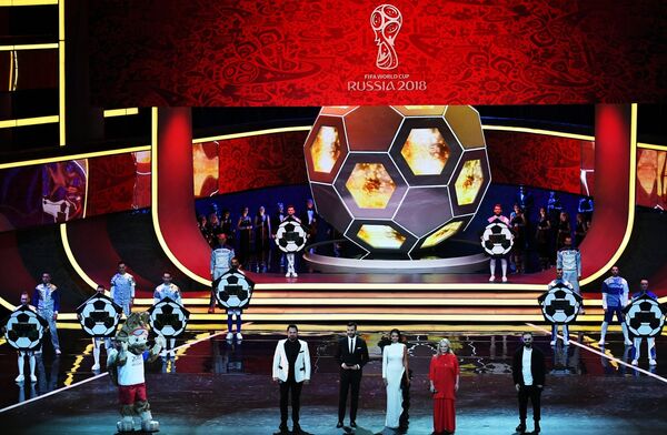 Один из ярких моментов официальной жеребьевки чемпионата Мира по футболу 2018 - Sputnik Грузия