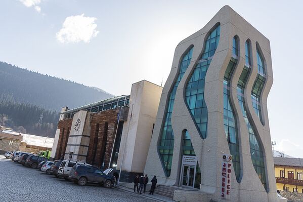 При проведении строительных работ в райцентре Сванети - Местиа, власти пытались учесть общий стиль архитектуры, присущий этой местности, чтобы сохранить колорит и туристическую привлекательность региона. В результате появилось вот такое необычное здание полиции - Sputnik Грузия