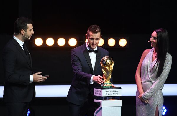 Награду вынес на сцену немецкий футболист Мирослав Клозе - Sputnik Грузия