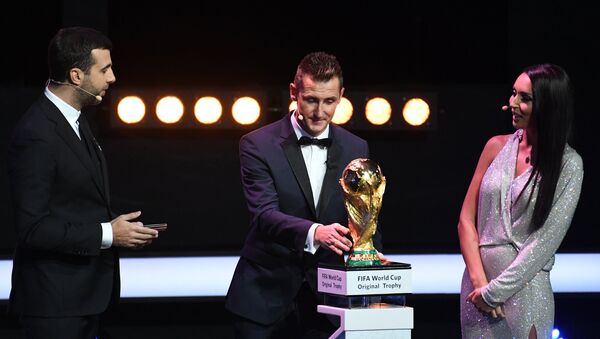 Немецкий футболист Мирослав Клозе вынес награду на сцену во время церемонии жеребьевки ЧМ 2018 - Sputnik Грузия