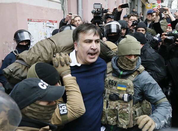 Сотрудникам полиции все же удалось задержать Михаила Саакашвили и вывести его из здания - Sputnik Грузия