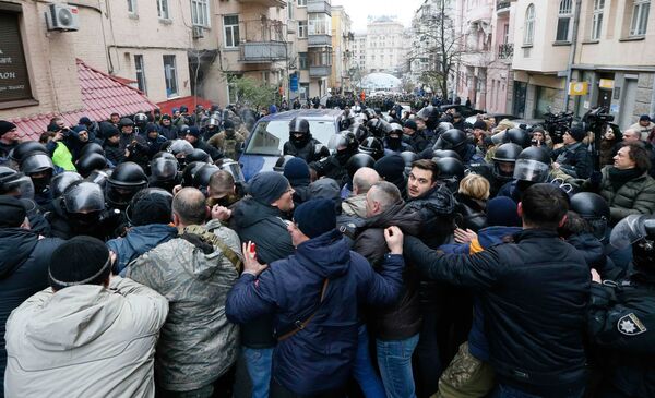 Полиция взяла микроавтобус в кольцо, но их в свою очередь окружили протестующие стороннники Саакашвили - Sputnik Грузия