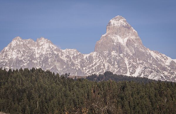 Гора Ушба - ее высота 4700 метров над уровнем моря. Благодаря своему крутому профилю и нестабильной погоде, Ушба, по мнению многих альпинистов, представляет собой наиболее трудную для подъема вершину на Кавказе. - Sputnik Грузия