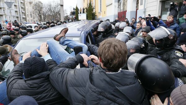 Сторонники Саакашвили в Киеве пытаются блокировать дорогу микроавтобусу, в котором политика удерживает полиция - Sputnik Грузия