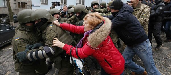 Сторонники Саакашвили в Киеве пытаются блокировать путь микроавтобусу, в котором политика удерживают полицейские - Sputnik Грузия