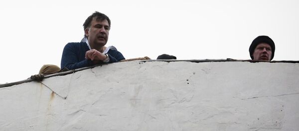 მიხეილ სააკაშვილი საკუთარეი სახლის სახურავზე - Sputnik საქართველო