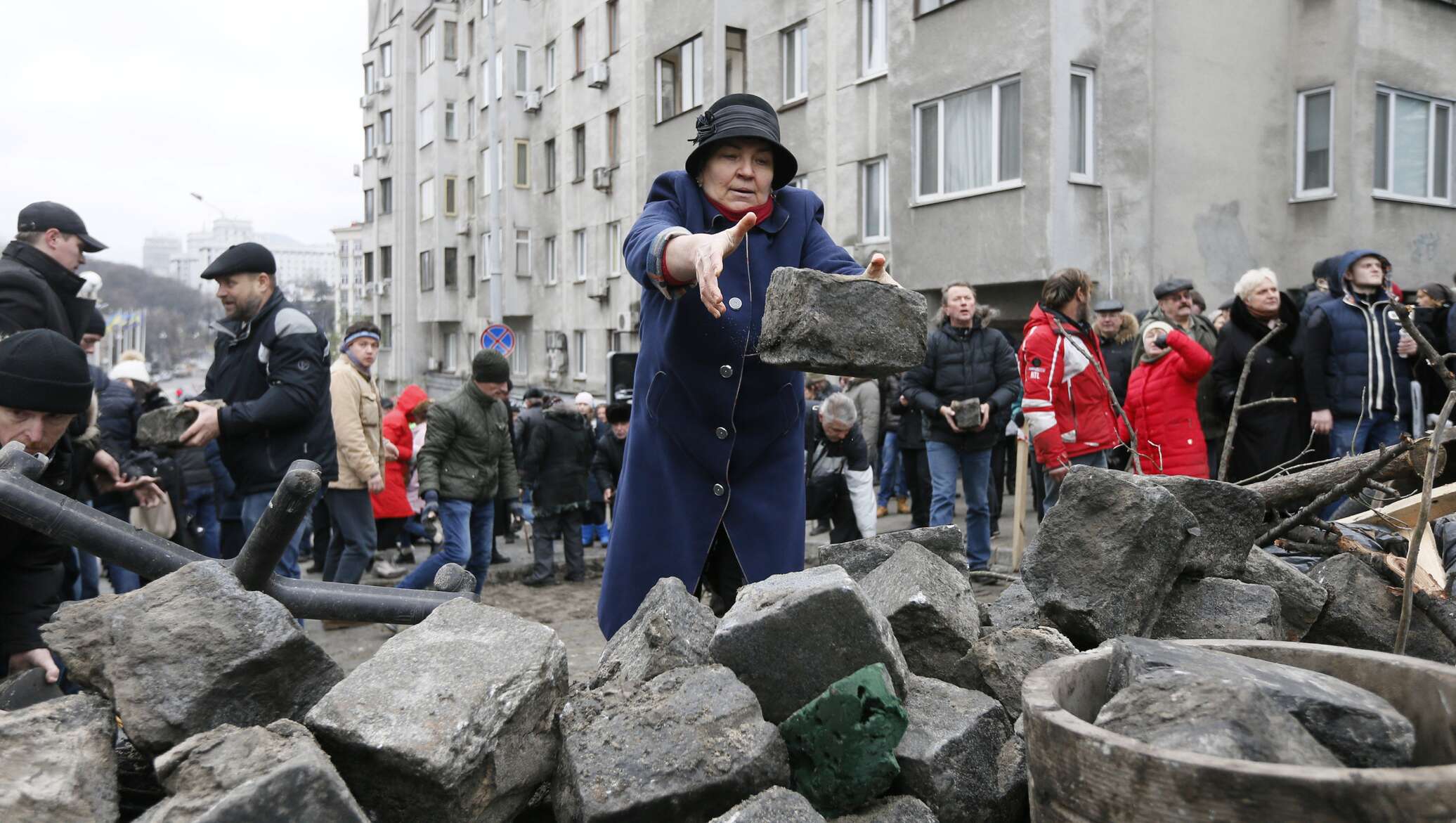 Слезы майдана. Пенсионеры на Майдане передают камни.