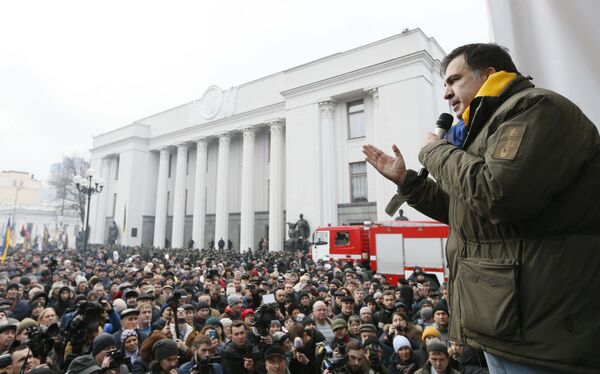 После своего освобождения Саакашвили провел импровизированный митинг, обратившись к своим сторонникам и призвав продолжать борьбу - Sputnik Грузия