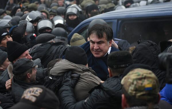 Ликующие сторонники Саакашвили смогли добиться его освобождения и криками и рукоплесканиями встретили своего лидера, который выбрался из полицейского микроавтобуса - Sputnik Грузия