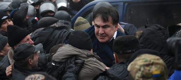 Сторонники Саакашвили освобождают его из микроавтобуса полиции - Sputnik Грузия