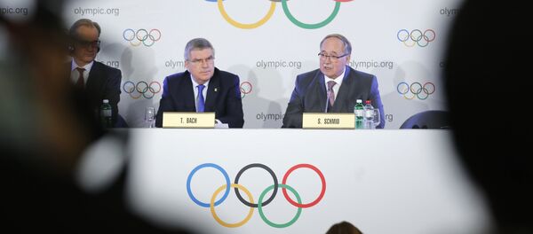 Президент МОК Томас Бах и руководитель комиссии Самуэл Шмид (справа) - Sputnik Грузия