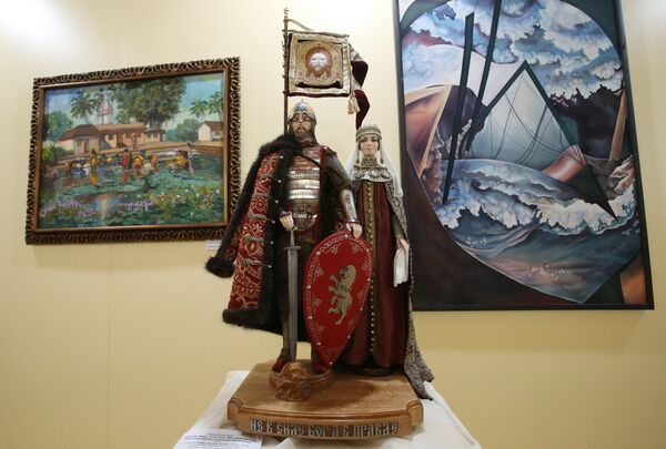 Скульптура Великий князь Александр Ярославич Невский и Великая княгиня Александра Брячеславна (скульптор Ирина Волкодаева) - Sputnik Грузия