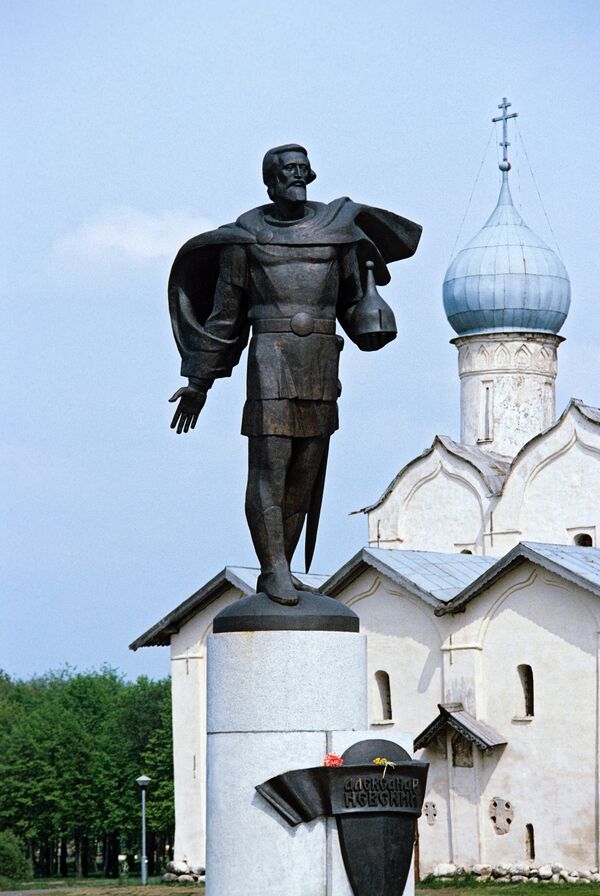 Памятник русскому князю и полководцу Александру Невскому в Новгороде - Sputnik Грузия