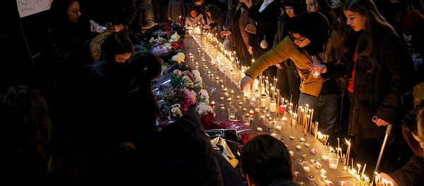 Траурная акция Не убивай в память о погибших учениках у здания 51-й школы - Sputnik Грузия